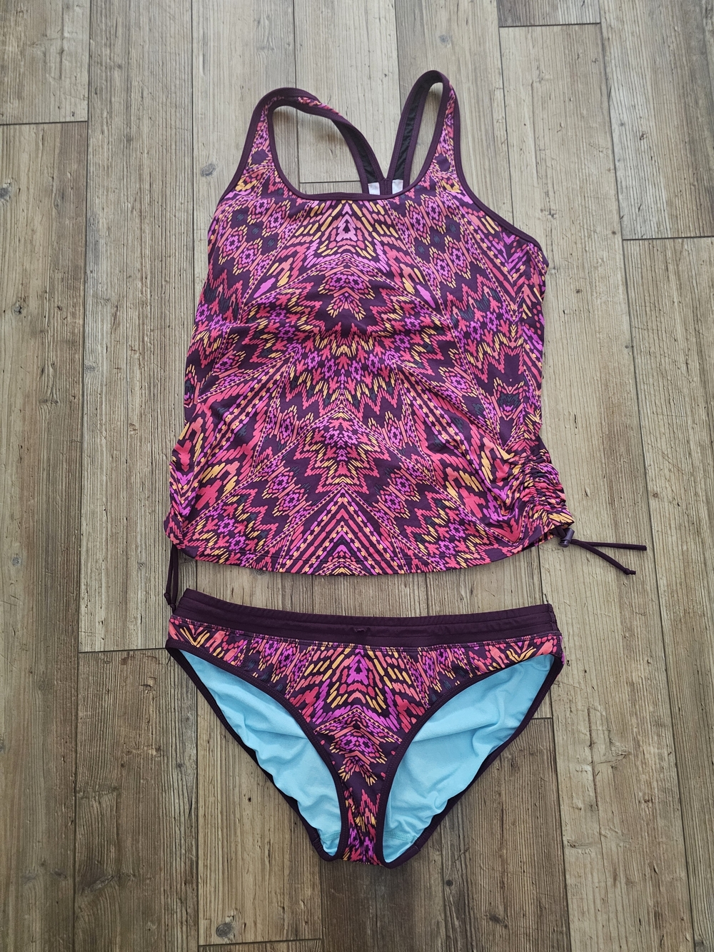 Flattering Athleta women’s tankini swimsuit set in size Large two-piece seT